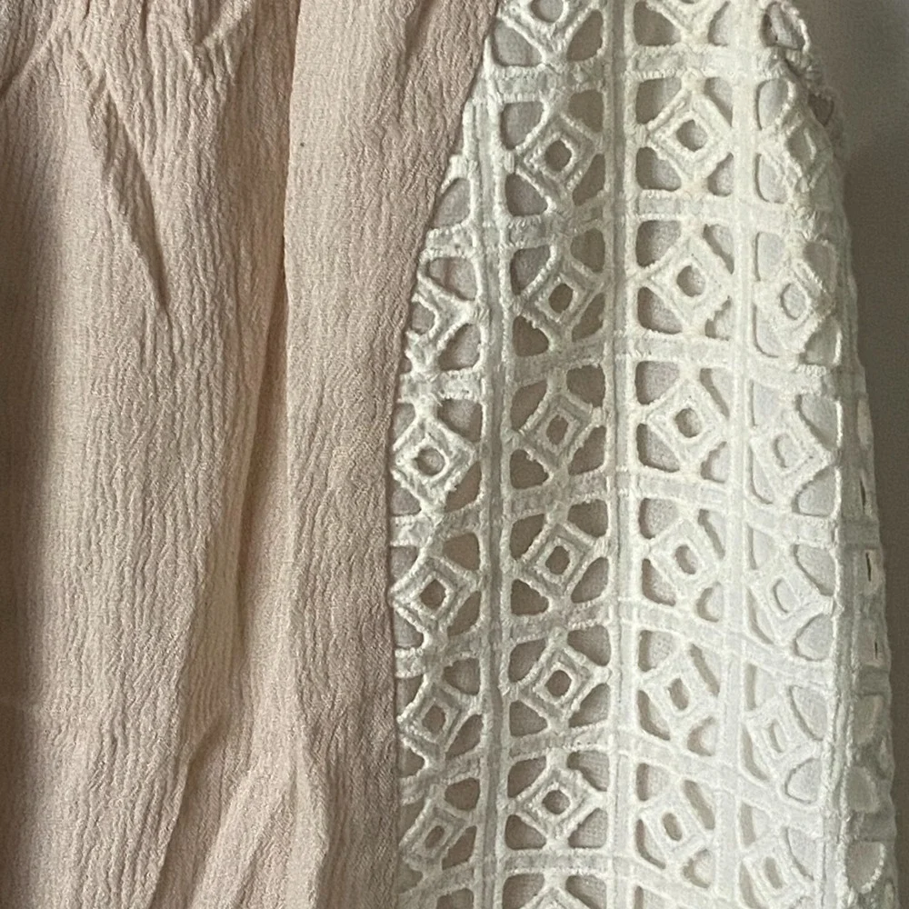 Miss Me Womens Sleeveless‎ Blouse Tan White Crochet Embroidered Sz Med - Picture 3 of 7